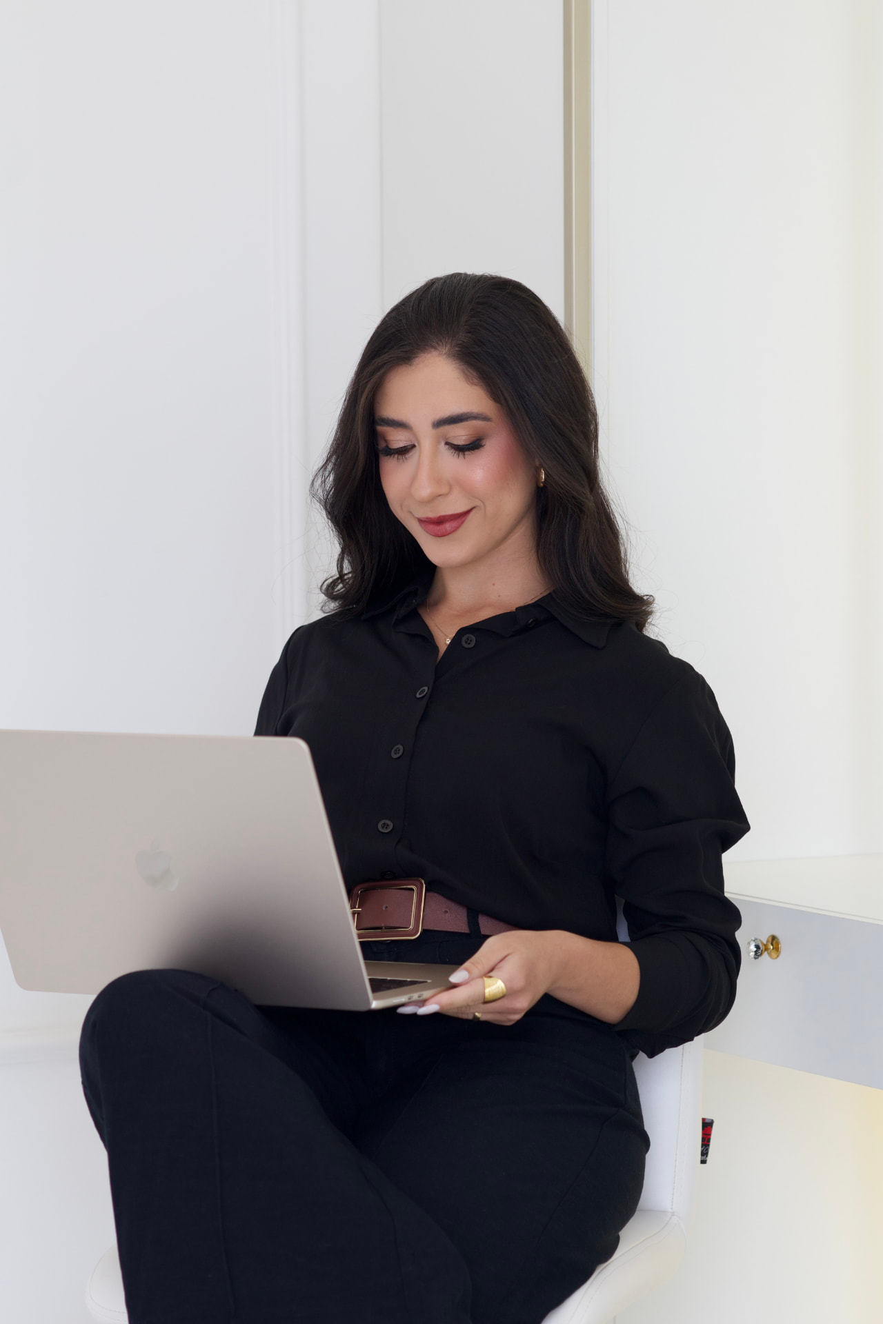 Lara Lucchetti trabalhando com seu notebook